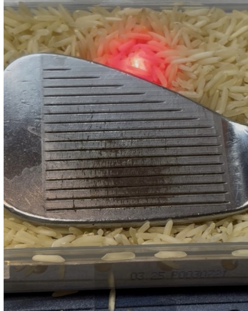 Worn wedge grooves before laser refinishing